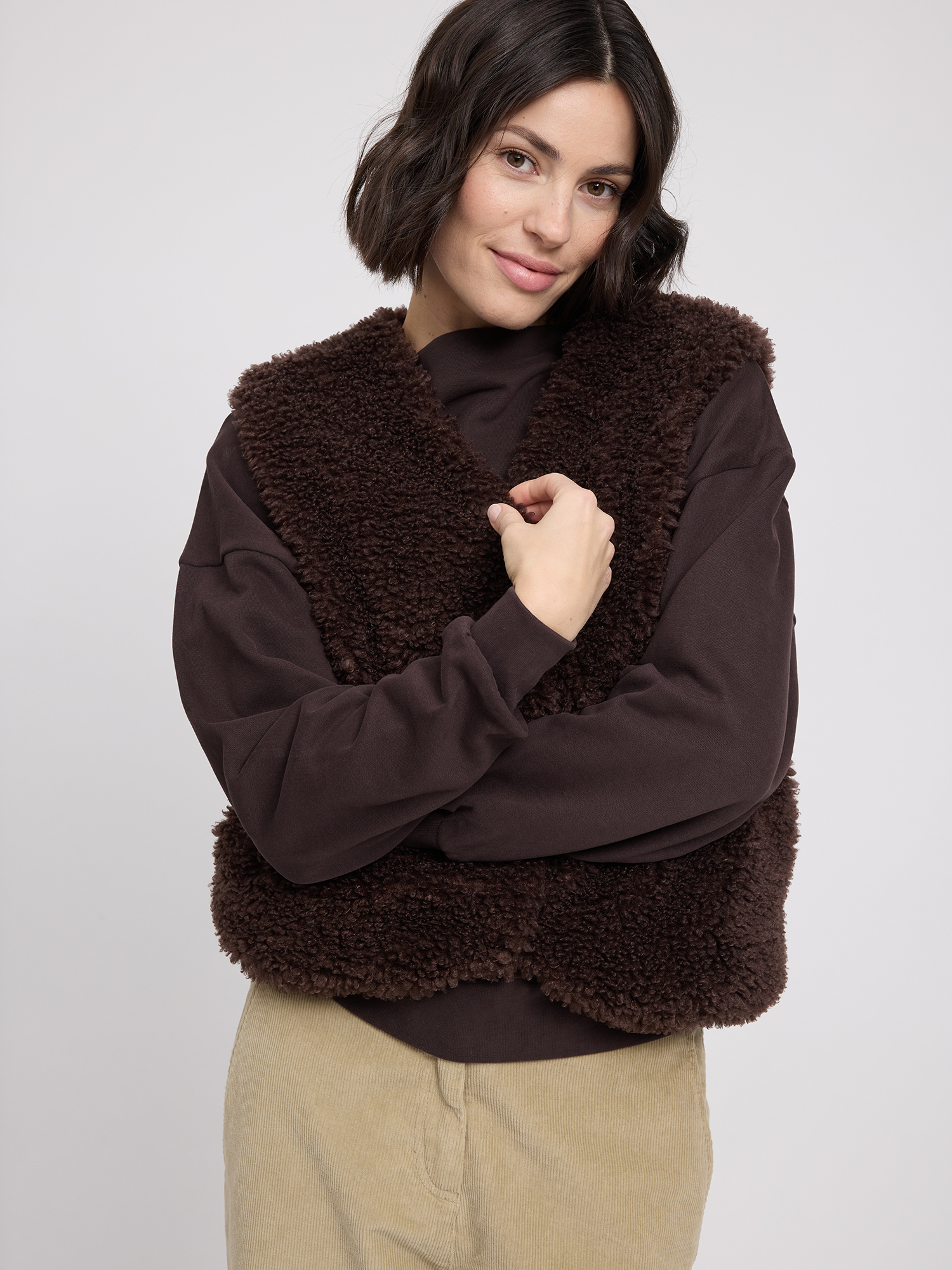 26331504_faux-fur-vest_black-coffee_05