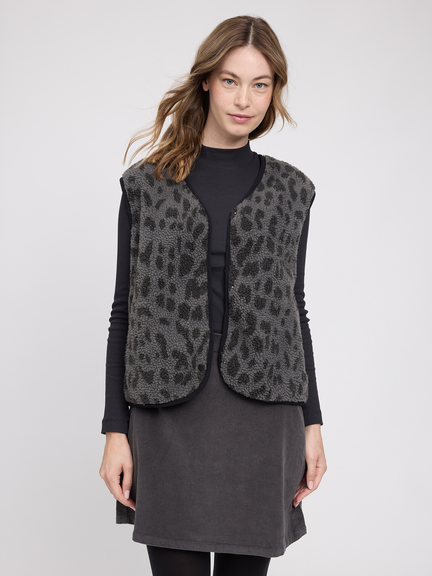 26331563_printed-teddy-fleece-vest_grey-printed_06
