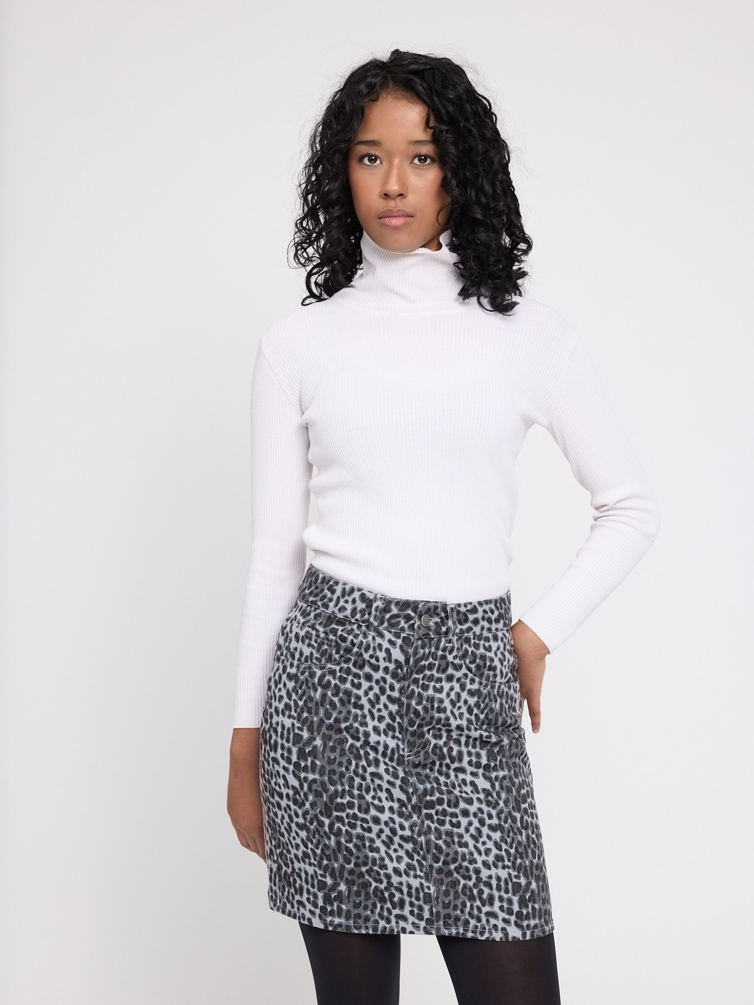 26334140_printed-mini-denim-skirt_grey-printed_02