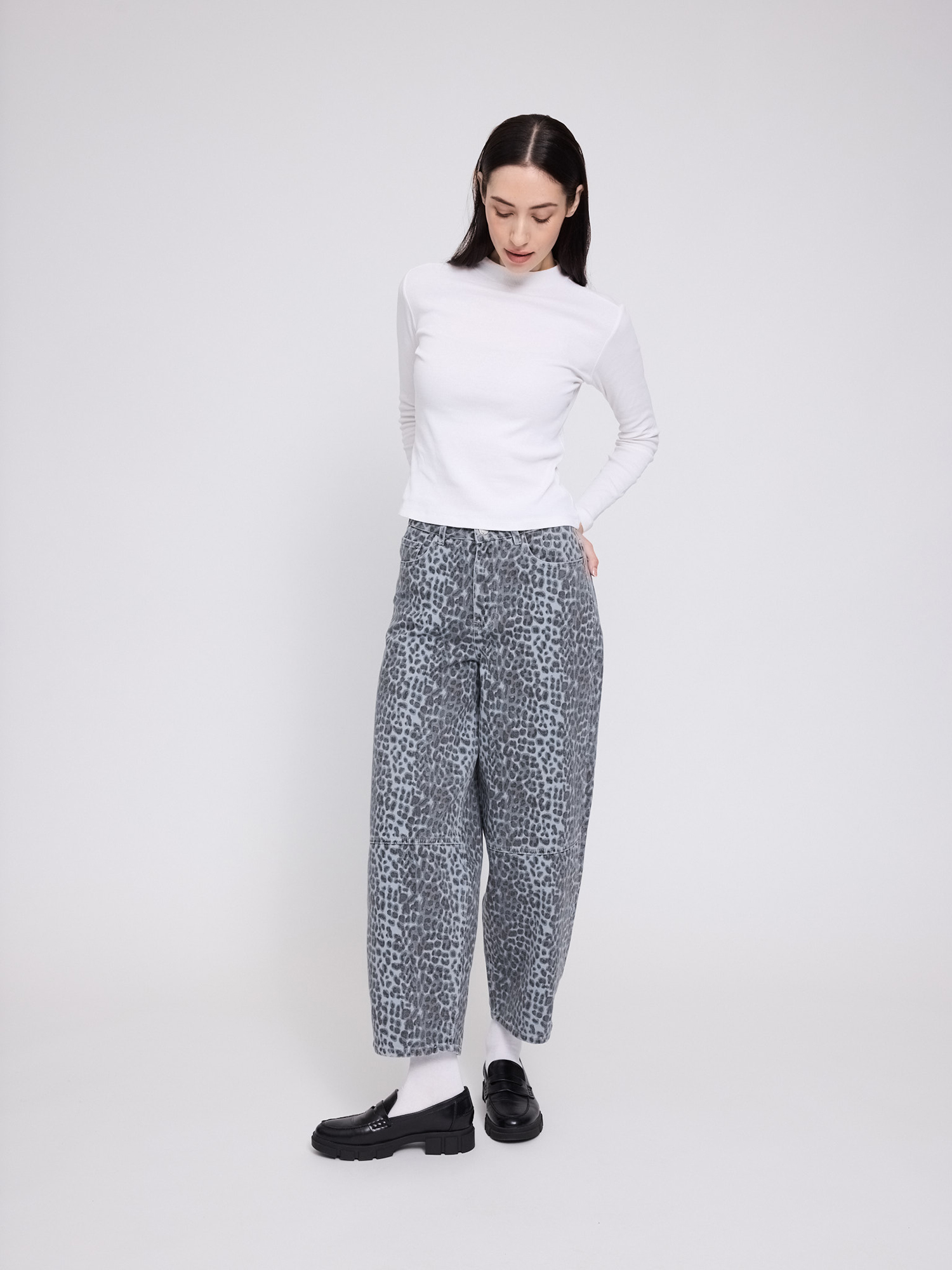 26336265_printed-barrel-leg-denim-pants_grey-printed_05