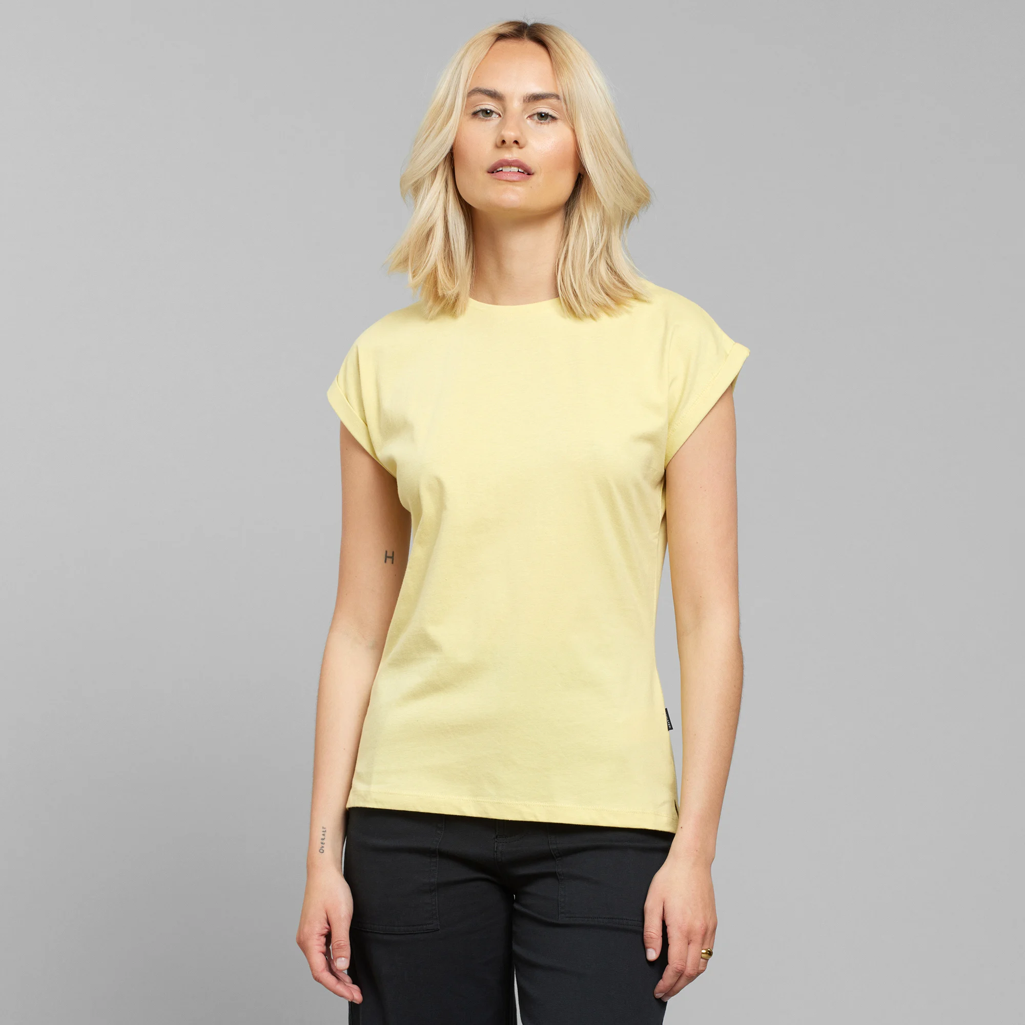 BASE-VISBY-T-Shirt-dusty-yellow1